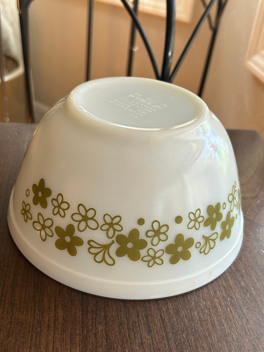 Vintage Pyrex Spring Blossom Crazy Daisy Green White Mixing Bowl #402 1.5 quart